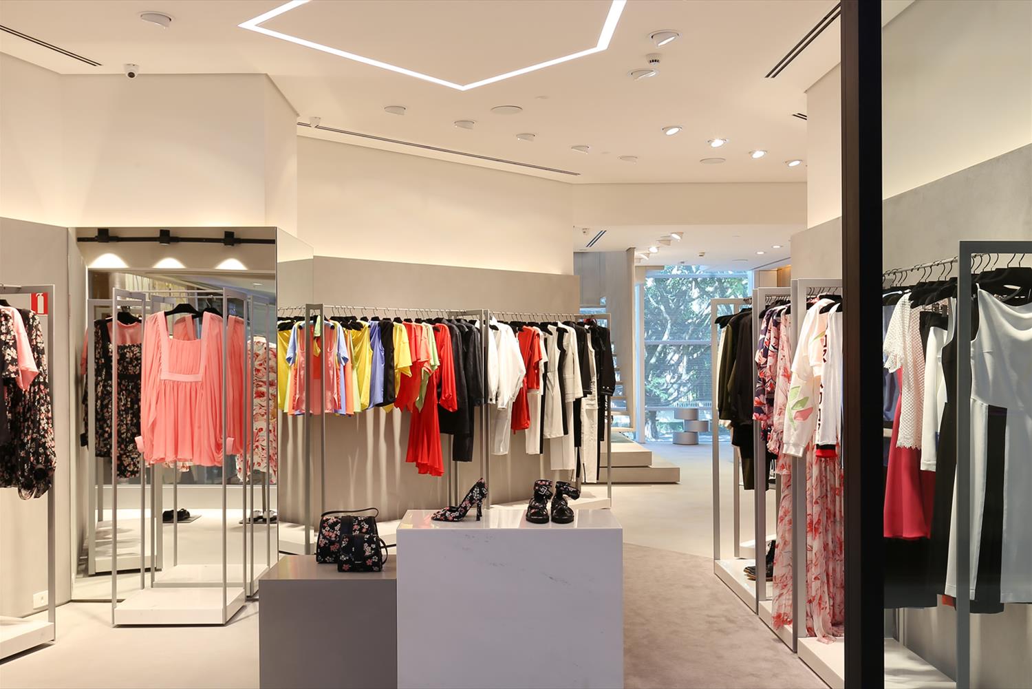 巴西 Reinaldo Lourenço 商店 | 极简悬浮楼梯设计-2