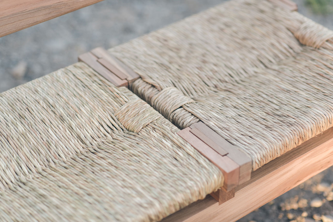 乡村风格的长椅家具

注：Mueble常见意思是家具 ，Campesino有乡村的、农民的等意思，Banco有银行长椅等意思，结合一般语境推测此处为长椅这一和家具相关的含义，整合起来翻译为乡村风格的长椅家具  -7