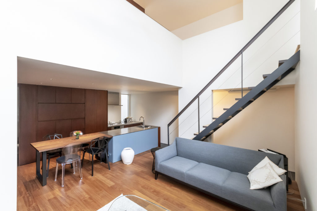 四囲を壁で包んだ家住宅の密集地ながら、静かで落ち着き感のある空間で暮らす | Architecture | 100%LiFE-3