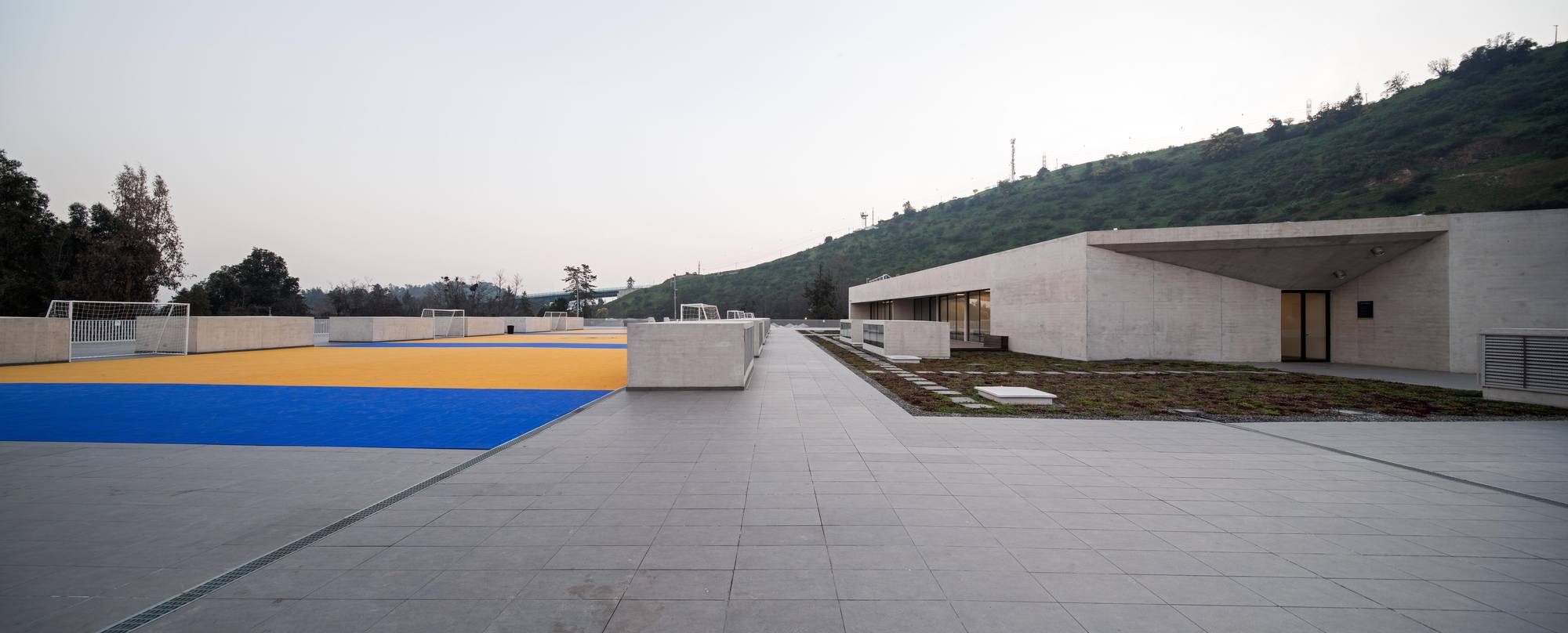 智利森林中的圣乔治学院体育馆-34