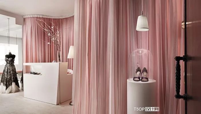 Femme Fanatique一个致力于探戈世界鞋店空间-5