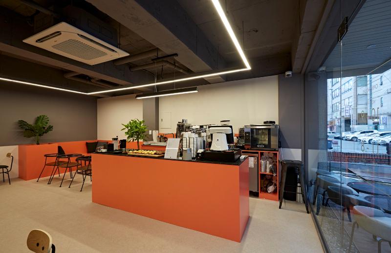 11 坪简约咖啡馆，色彩点睛的室内设计佳作-6