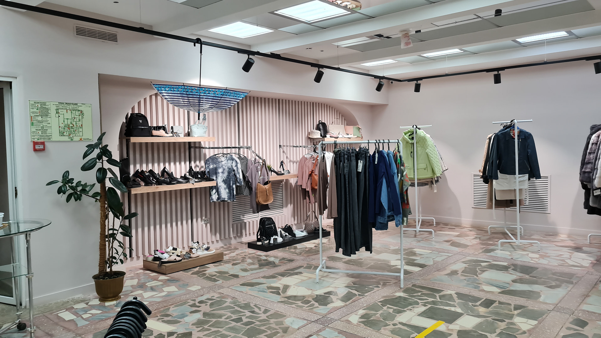 FAVORIT 女装店-17