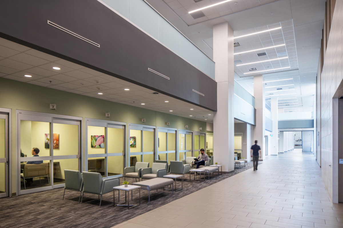 Michigan 雪城中心新建医疗中心，融入自然环境的现代设计-22