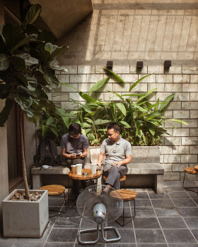 Anastasiya Gushchina丨咖啡店丨for One Roaster Coffee - By Clean Cup.