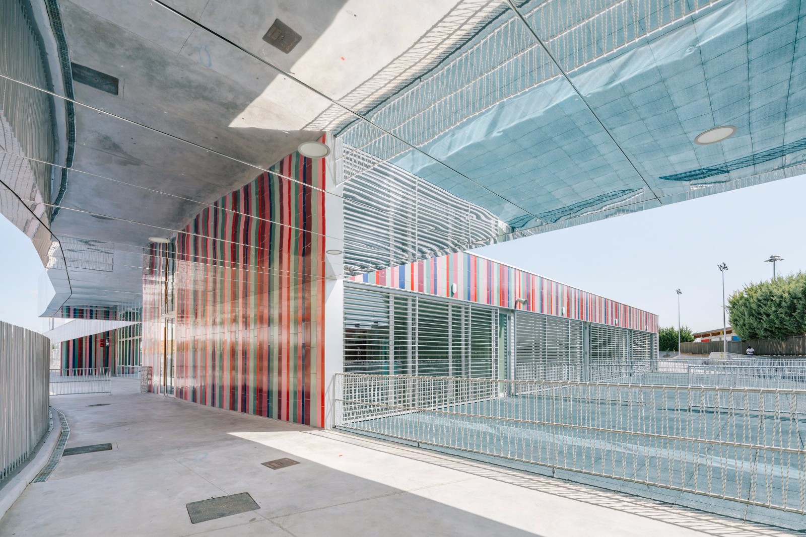 西班牙：镜面与多彩板条组成的儿童露天活动场-4