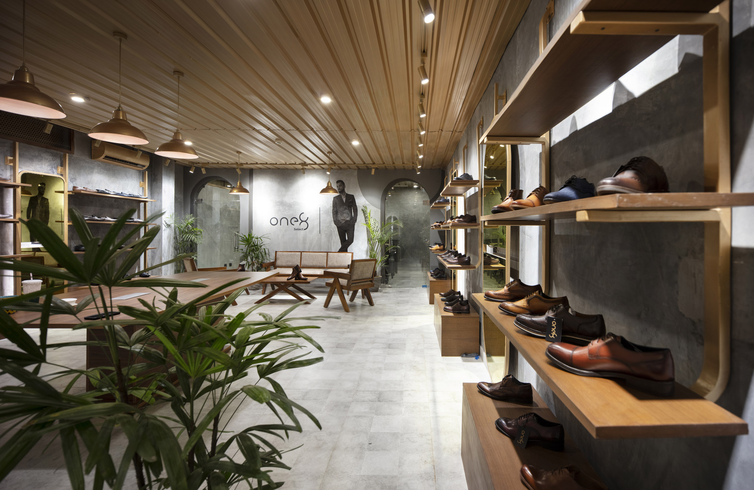 融合建筑美学的奢华鞋店设计-19