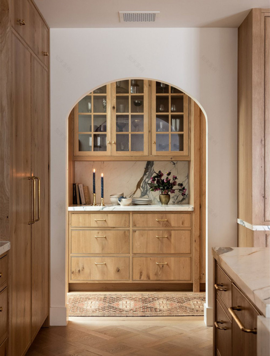 阳光明媚的加州 Tudor 家居设计-11