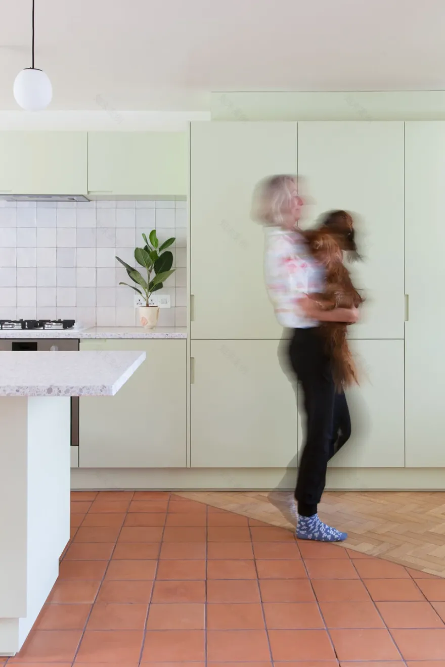 伦敦郊区 60 年代住宅的现代重生-18