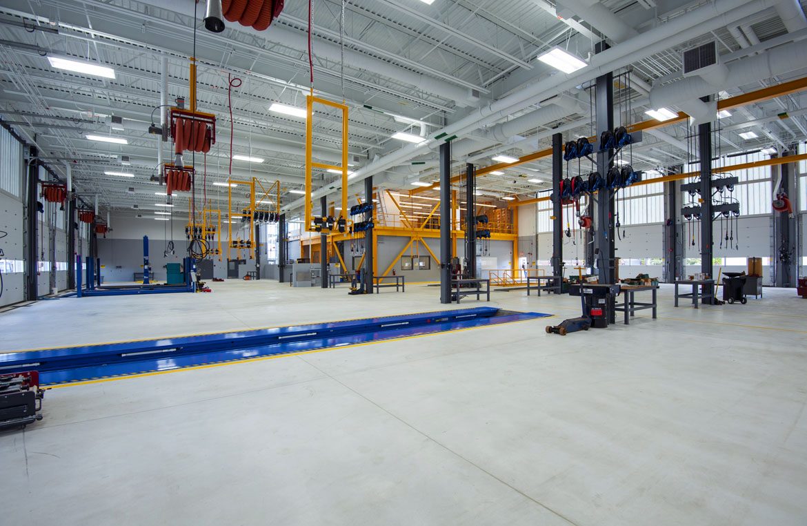 车队维修设施；机队维修设施（具体需根据Fleet所指是车队还是机队等语境来定，这里给出通用可能的两种情况，若仅从字面严格按要求翻译为车队/机队维修设施不符合规则，若有更多背景信息可进一步明确准确翻译） 丨英国曼彻斯特丨Lavallee Brensinger Architects-3