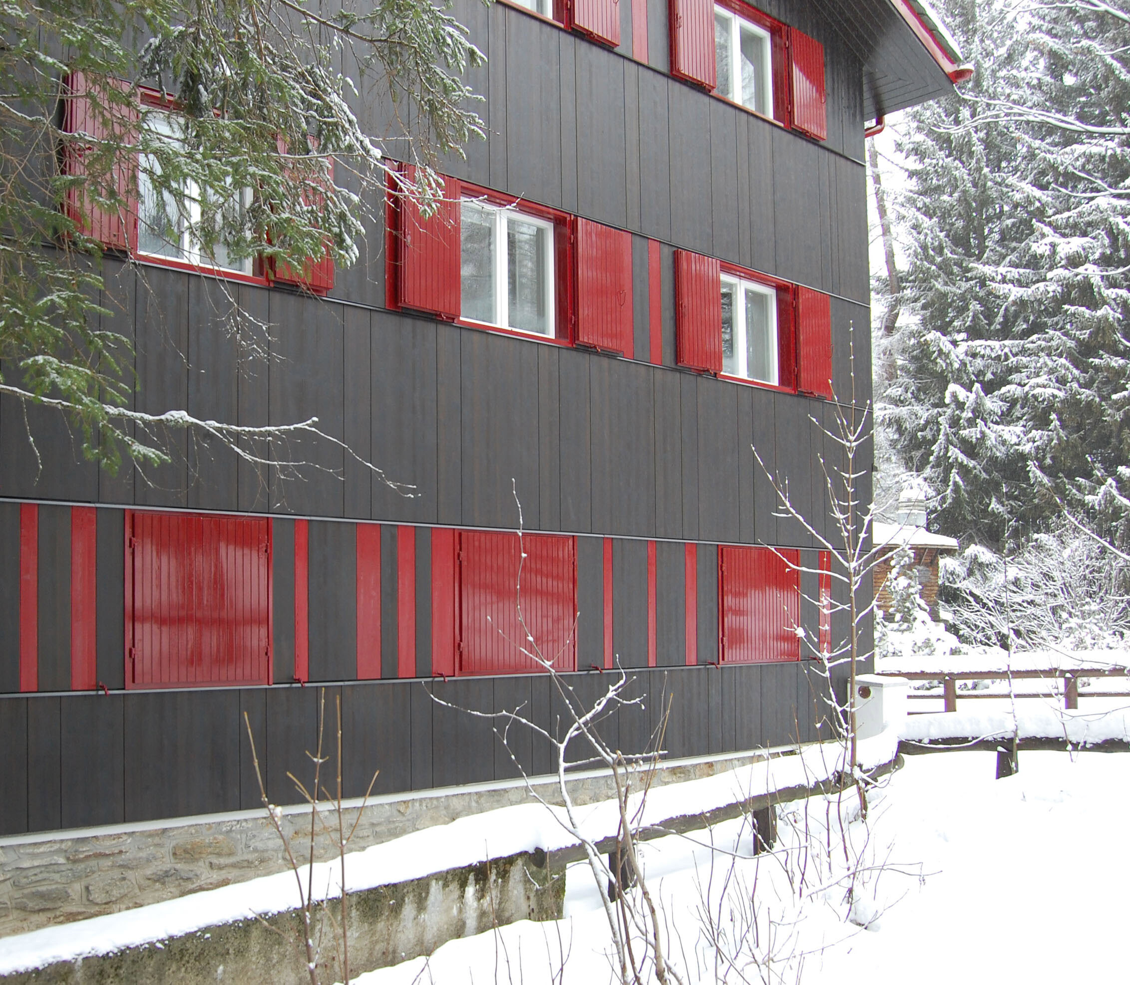 意大利"红窗"公寓，独特木构造室内空间-11