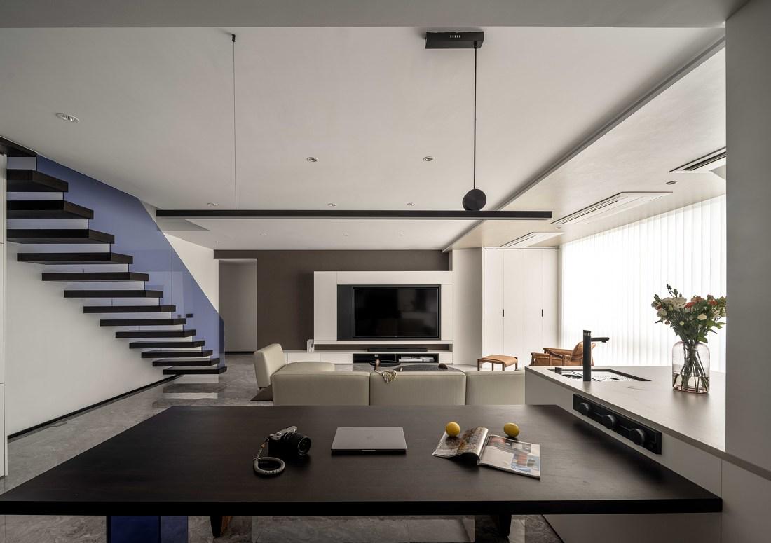 悬空楼梯下的蓝调空间丨中国广州-15