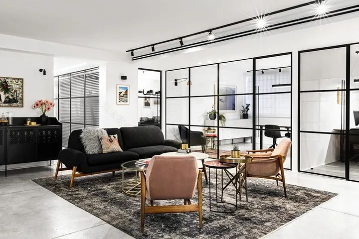 特拉维夫公寓改造,Qumra Capital 办公室的黑白极简魅力-8