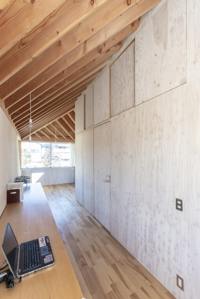 子どもが自由に走り回れる家空が見える階段室をコアにした回遊式空間で暮らす | Architecture | 100%LiFE-3