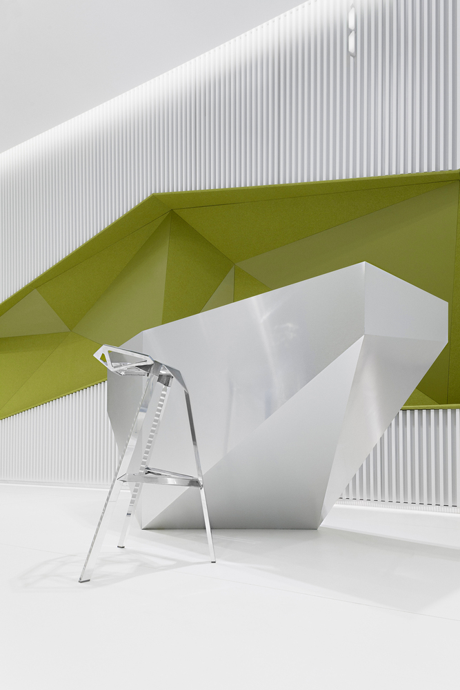 DSK 银行旗舰分行设计,绿色百叶窗与多彩条形打造开放空间-29