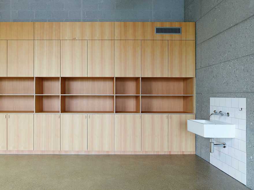 融入乡村景观的玻璃学校-9