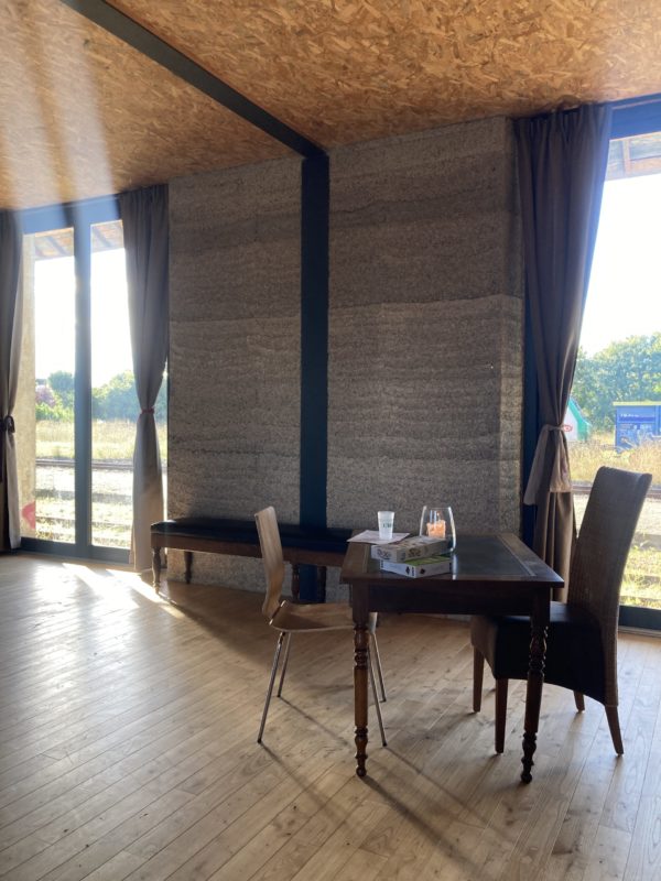 M·A·M·O·T·H机库（Hangare）

注：由于M·A·M·O·T·H可能是特定名称，没有能进一步明确具体含义的信息，只能按原样呈现Hangare常见意思是机库，法语中单词第一个字母大写一般表示地名、机构名等特定名称，所以放在这里从常见语义推测应该还是机库的专业场所名之类的如果原文HanGare是录入错误，本意是Hangare，就正好对应一致；如果HanGare有其他特殊意思，该翻译可能不准确 丨法国丨ECOPelI-14