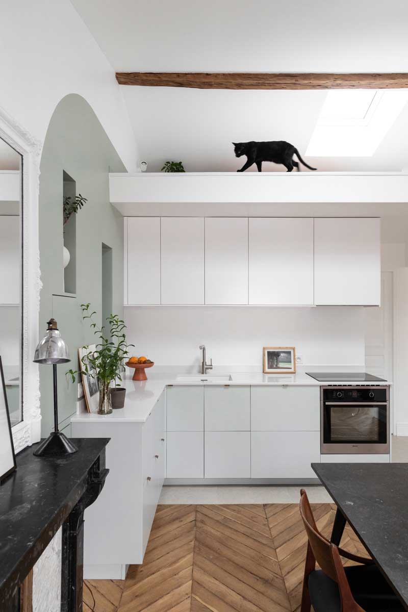 巴黎红色墙面的阁楼公寓设计-5