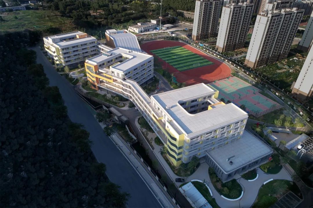 自由理想的“花园城堡”·济南北康初中教育建筑群落丨中国济南丨UA尤安设计-11