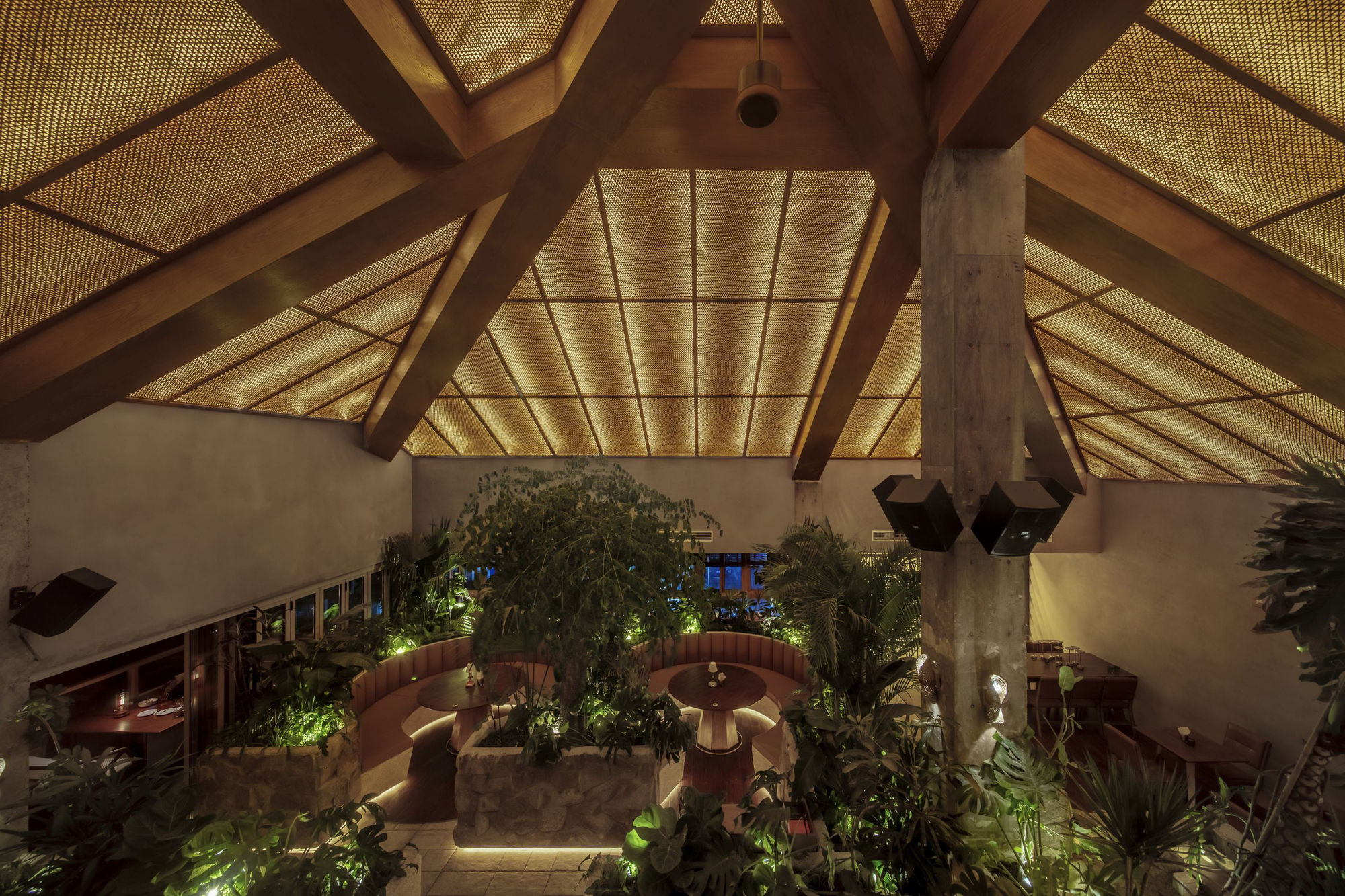 The Bond by hide&seek Bar & Restaurant / DAGA Architects-21