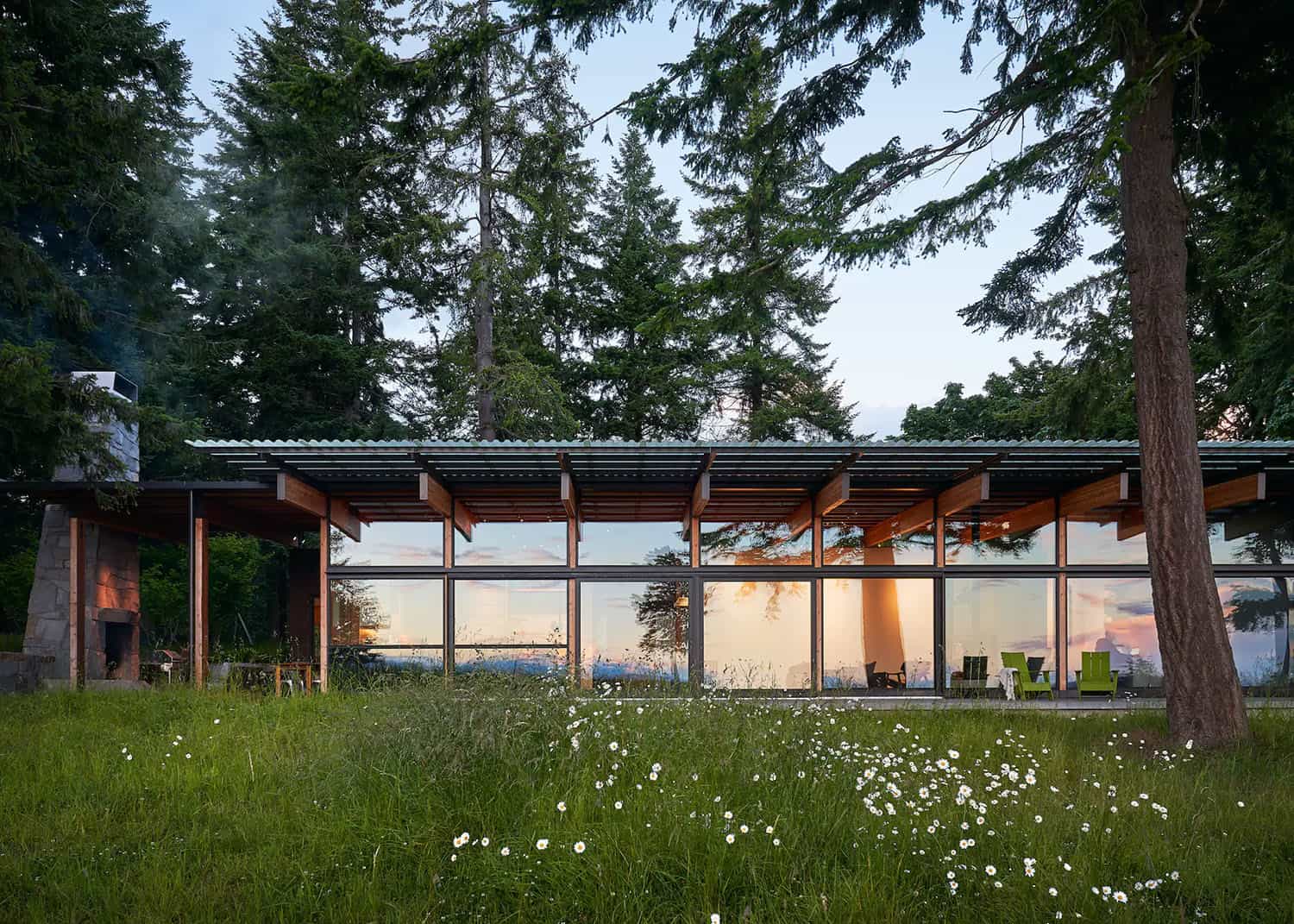 An intimate retreat tucked into a forest overlooks serene Puget Sound-9