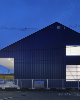 Warehouse in Ageo  / Arii Irie Architects