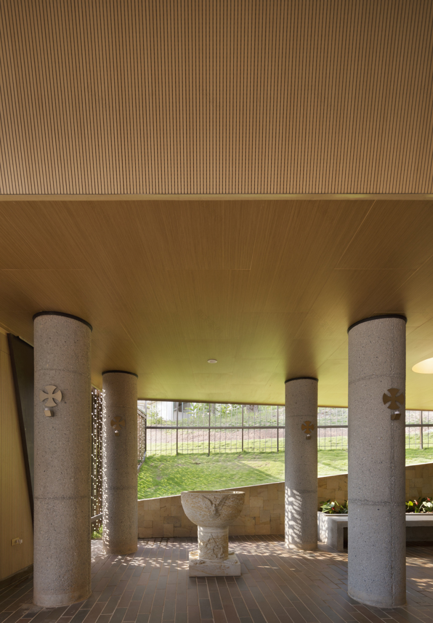 折叠屋顶下的绿意教堂-33