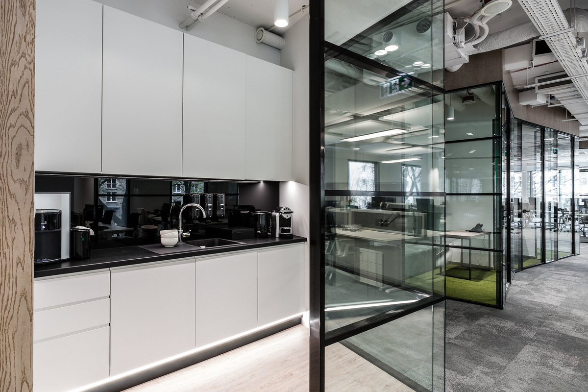 波兰 pharmaceutical 公司办公室,简约黑白构建传统日式美学-13