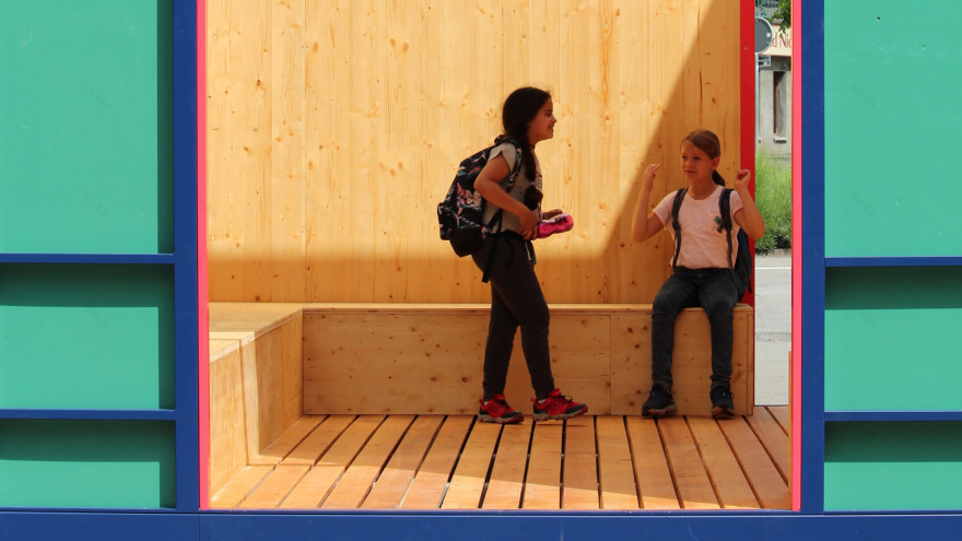 瑞士小镇广场的彩色临时阅读和社会化空间-0