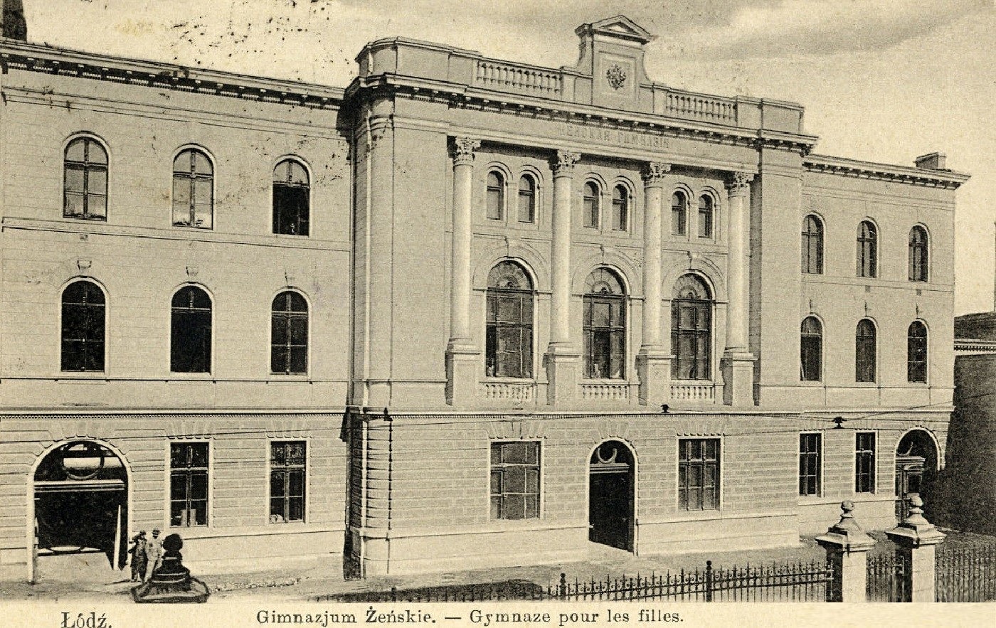 Łódź市第四中学建筑外立面及围栏翻新项目-9