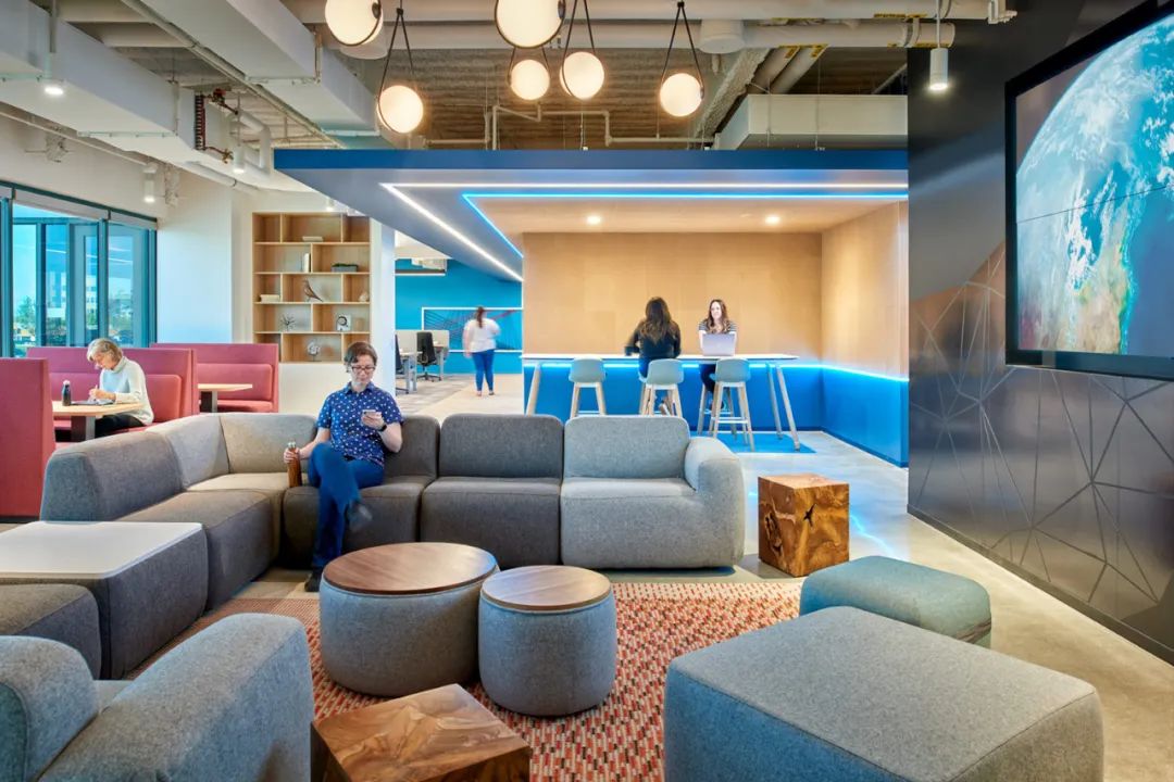 互联网连接和数据公司办公室设计丨米尚丽零售设计网-5