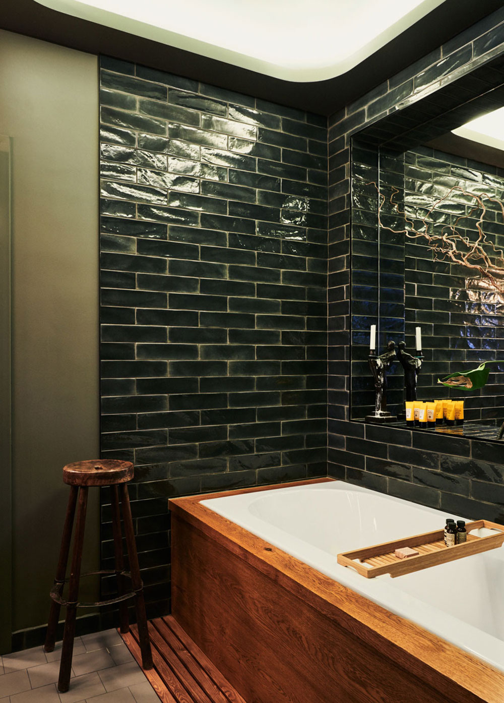 斯德哥尔摩摄影师公寓 | 深色调与木元素的时尚混搭-16