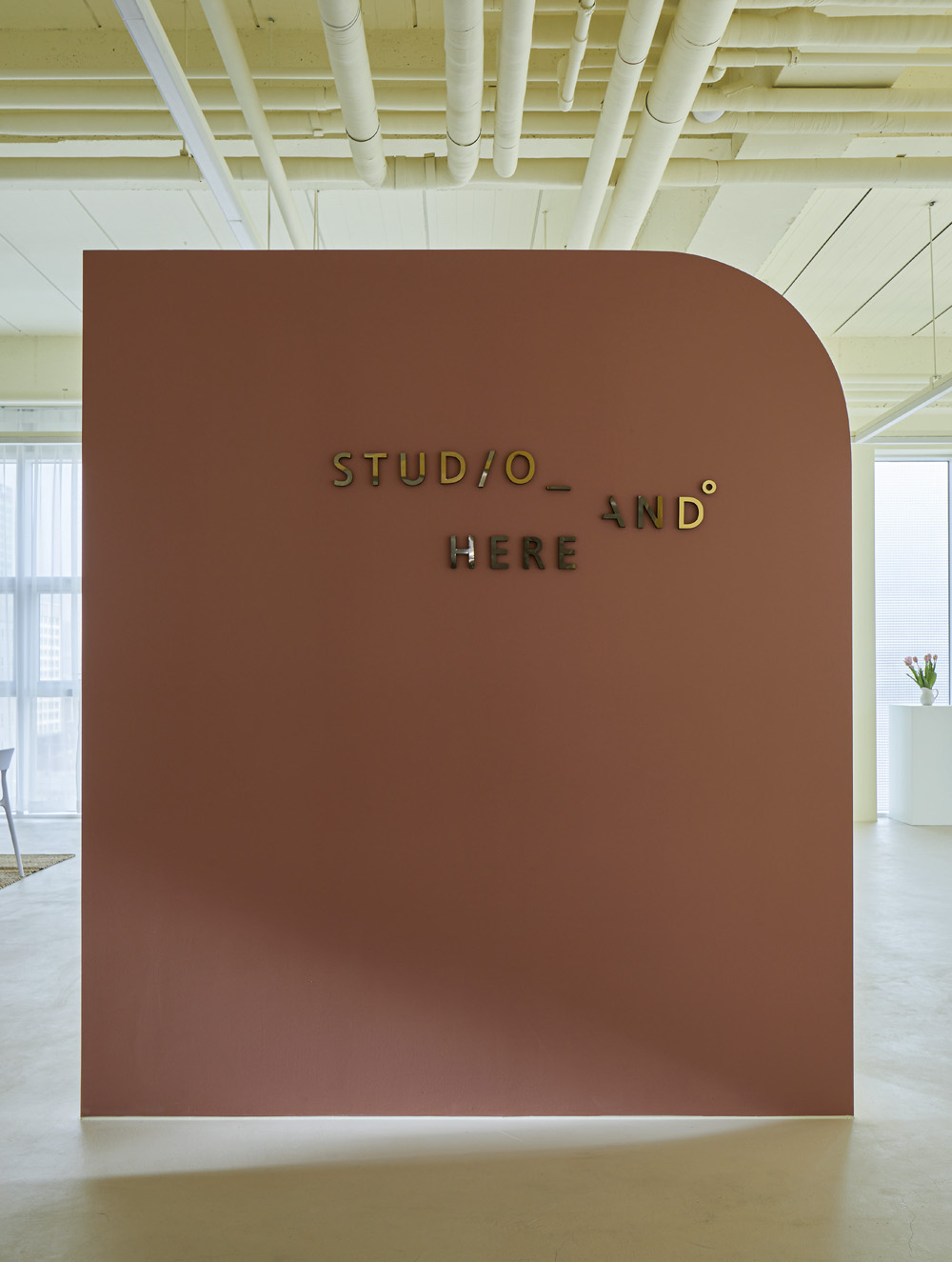 30 平米极简工作室，白色调的优雅魅力-21