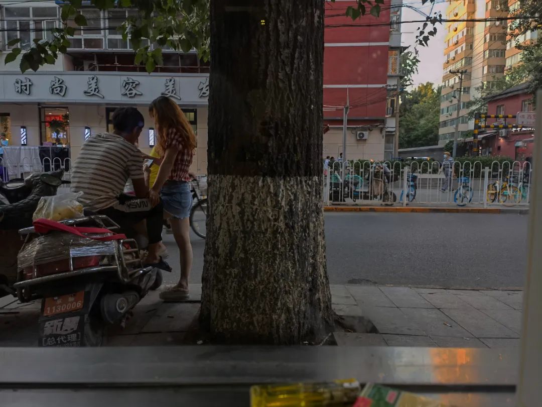 异乡夜色 · 小店的千姿百态丨黄兴国-35