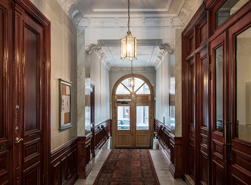 瑞典温馨公寓设计 | 书架与暖色调打造舒适空间-24