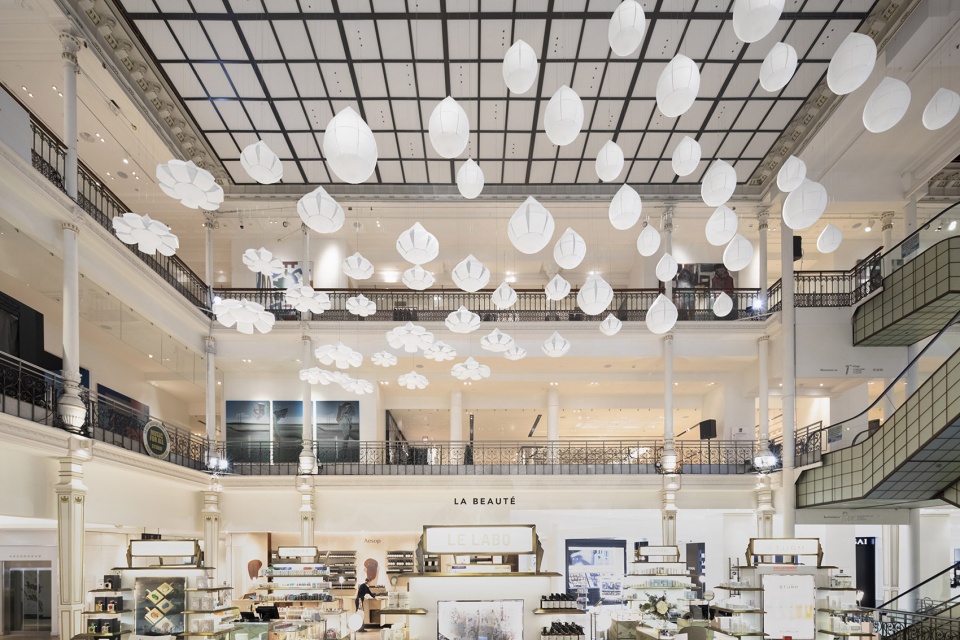 雨滴与花朵 · nendo 为巴黎 Le Bon Marche 打造白色展览-38