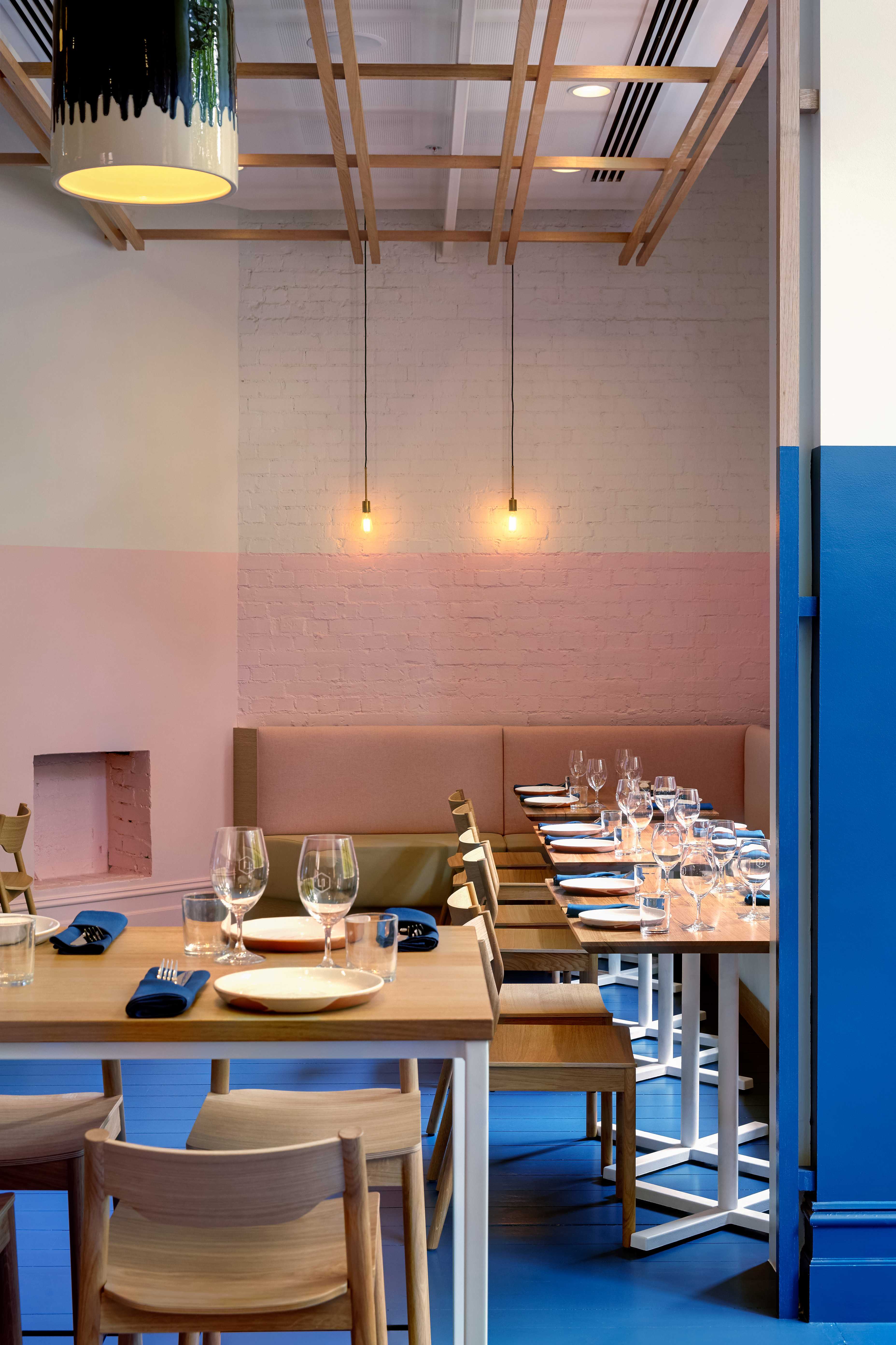 一级空间 | 明亮粉蓝的餐厅设计-0