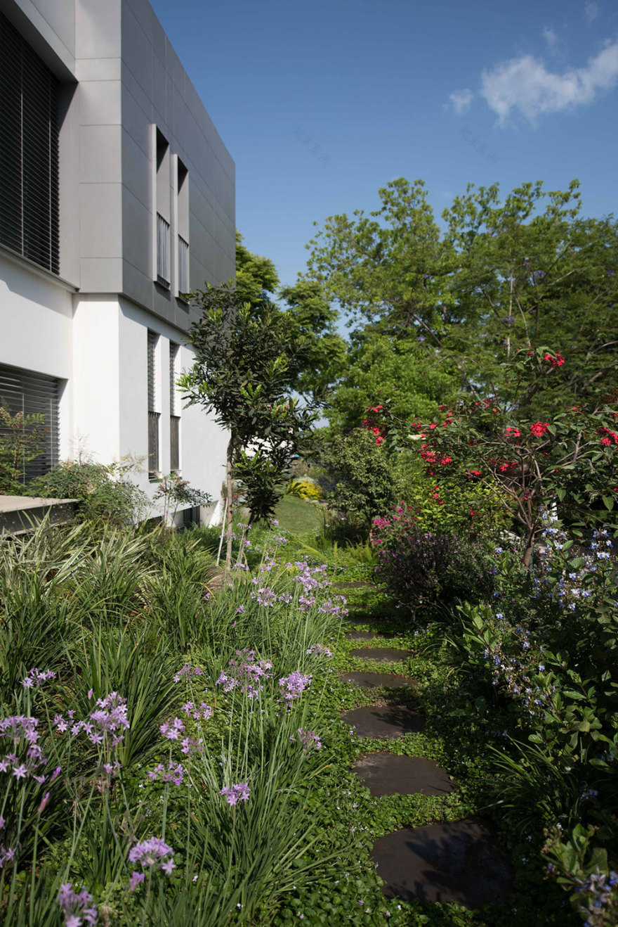 以色列 Kfar Shmaryahu 极简铝制住宅,室内外无缝连接-6