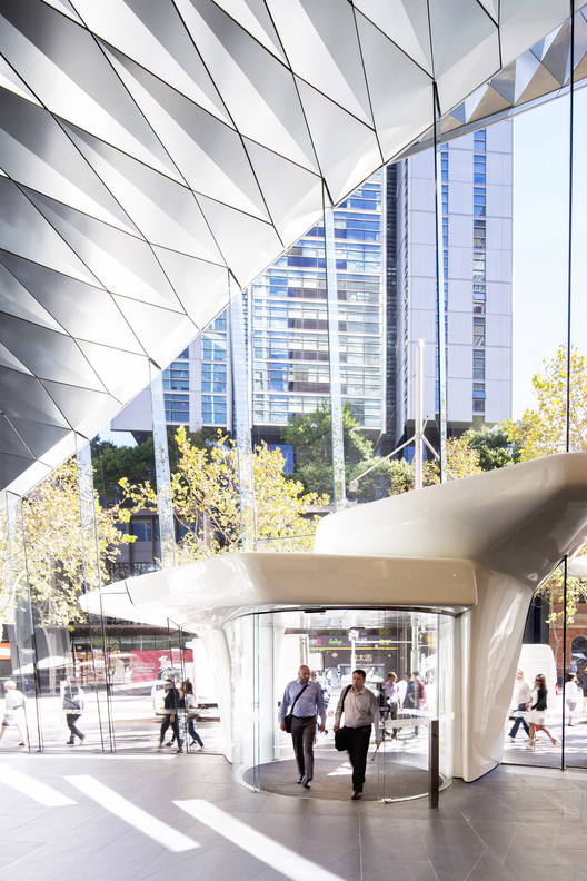 悉尼最繁忙十字路口的折叠铝钻石遮阳篷-26