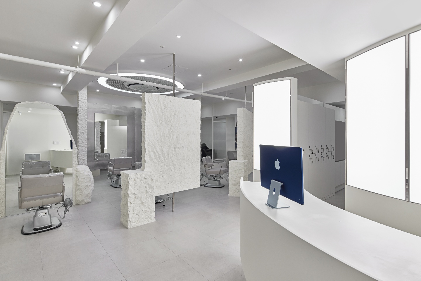 白色调高级美容沙龙，打造舒适私密空间-2