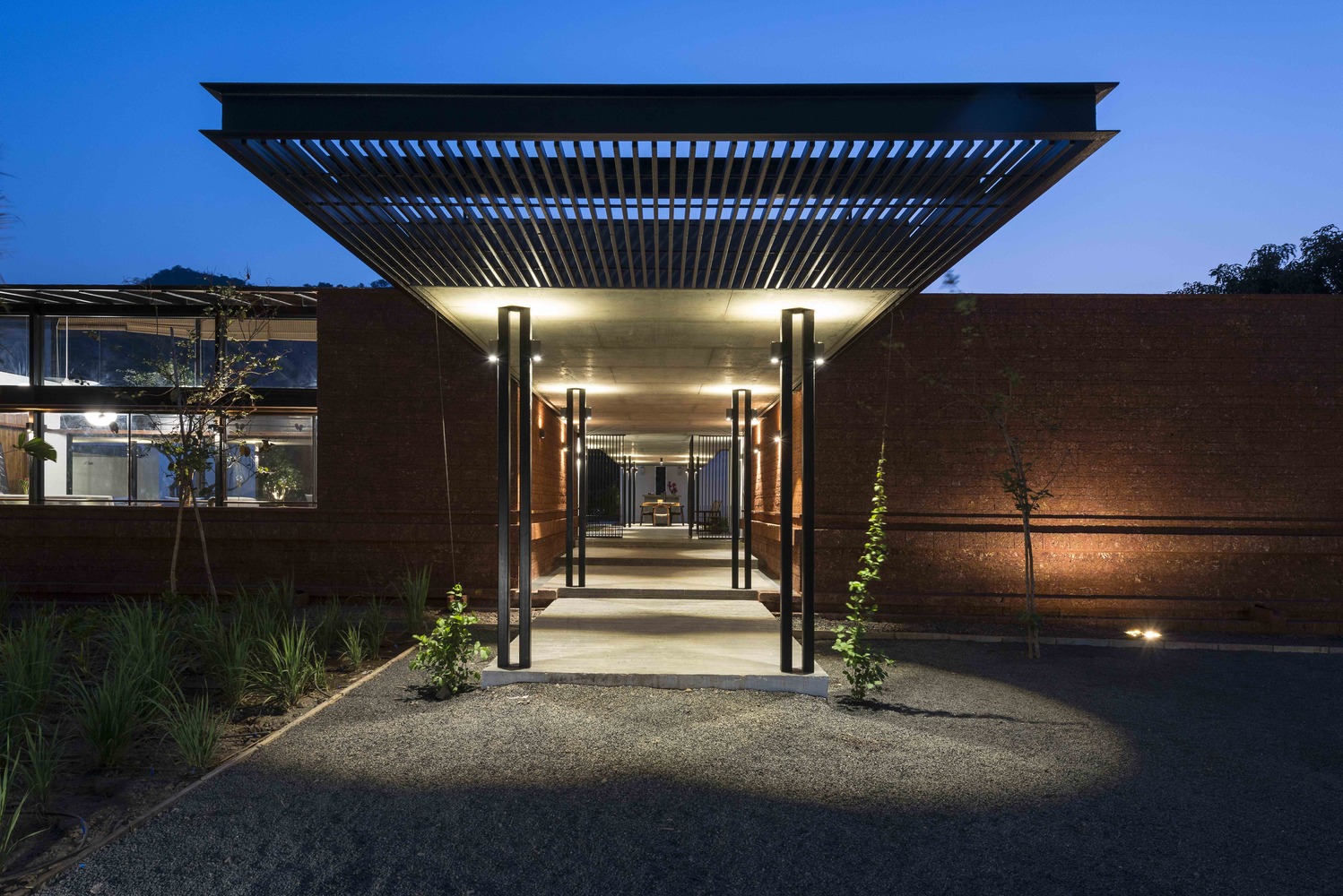 双胞胎别墅 | 红土墙与芒果树的庭院式家园-54