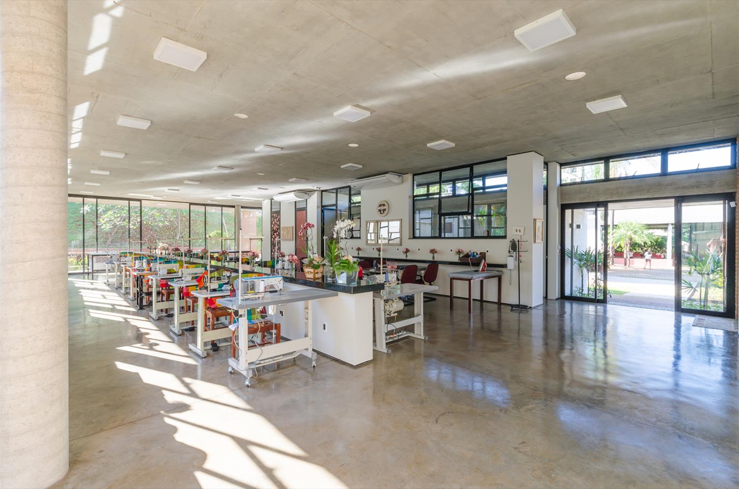 Clube de Mães · 简约现代的环保艺术建筑-12