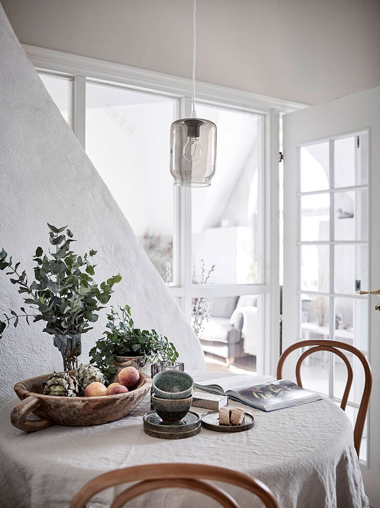 独特拱窗的斯堪的纳维亚风格阁楼公寓-12