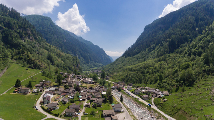 瑞士阿尔卑斯山间的“活雕塑”住宅-7