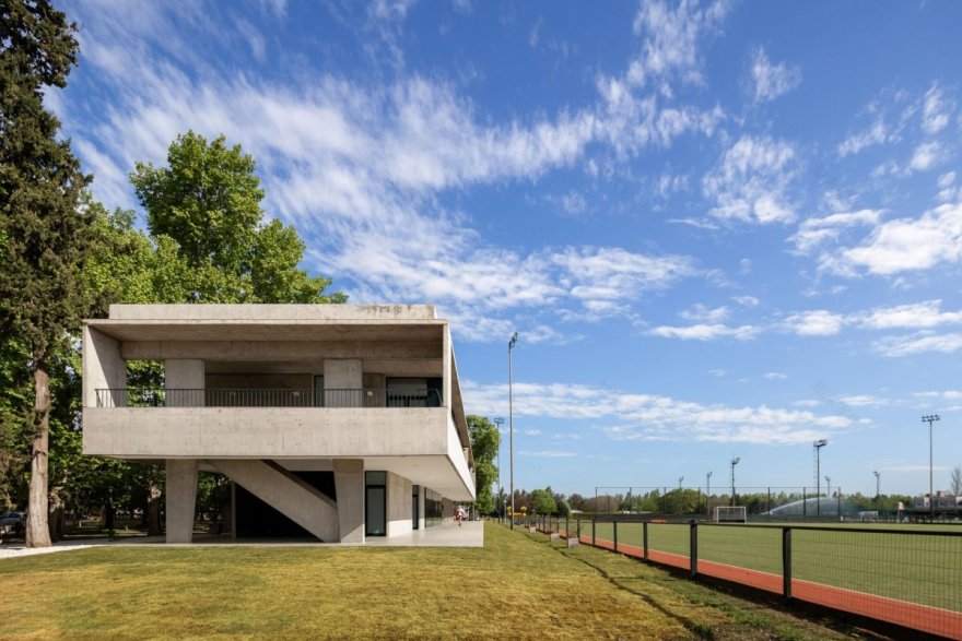 阿根廷罗萨里奥赛马俱乐部曲棍球更衣室设计丨Estudio Martin Elias Arquitecto-11