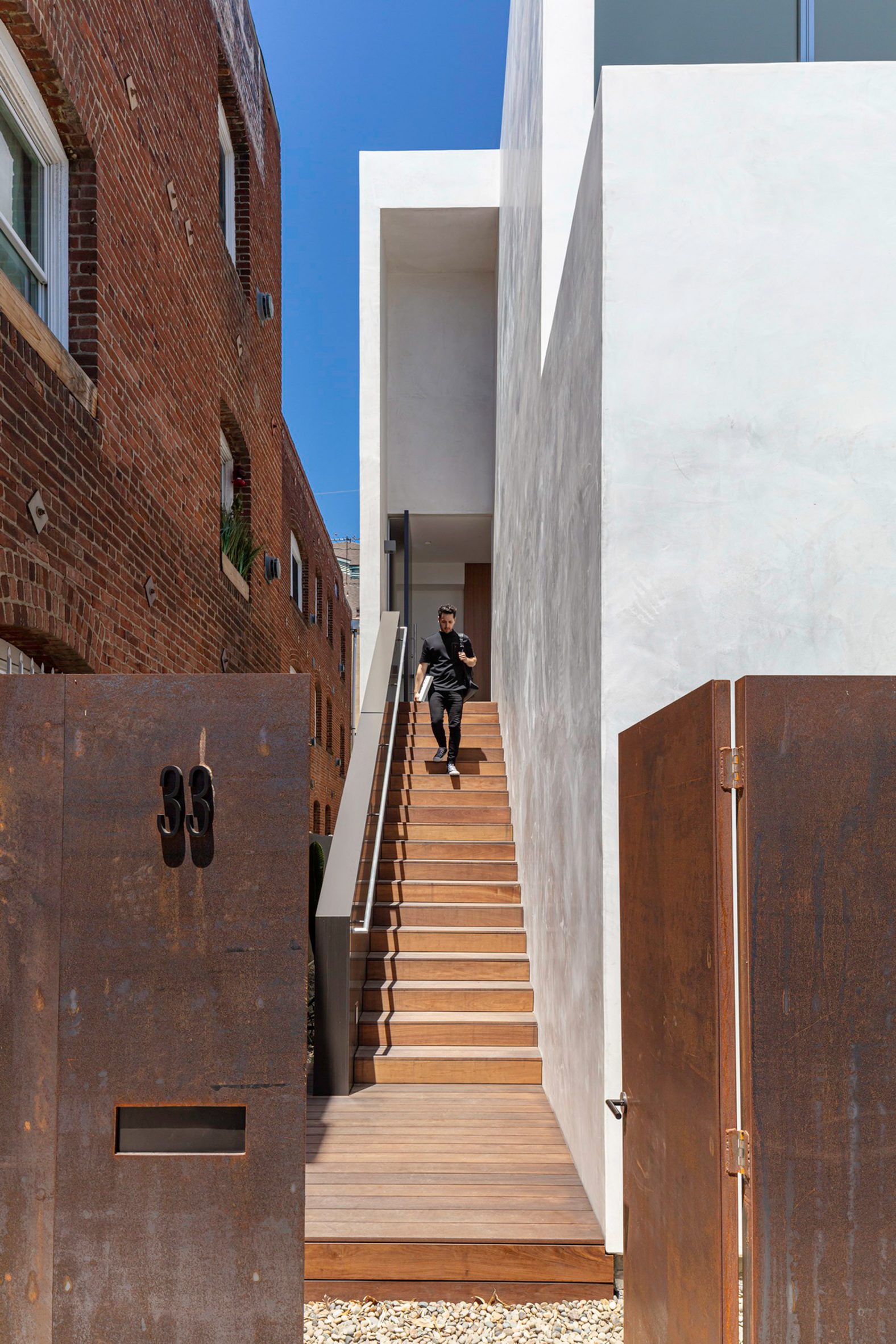 "白色 stucco 洋房 | 洛杉矶 Ehrlich Yanai Rhee Chaney 建筑师的宁静避风港"-12