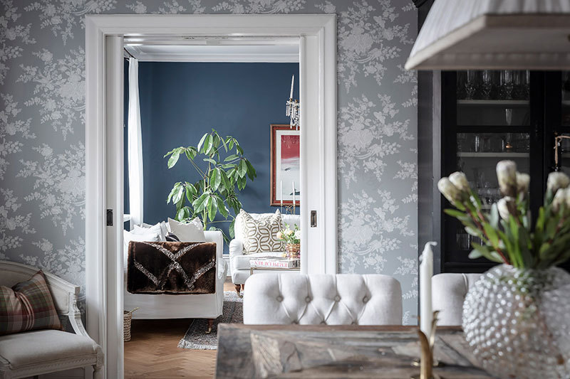 深蓝花卉壁纸 | 瑞典哥德堡大胆斯堪的纳维亚公寓设计-5