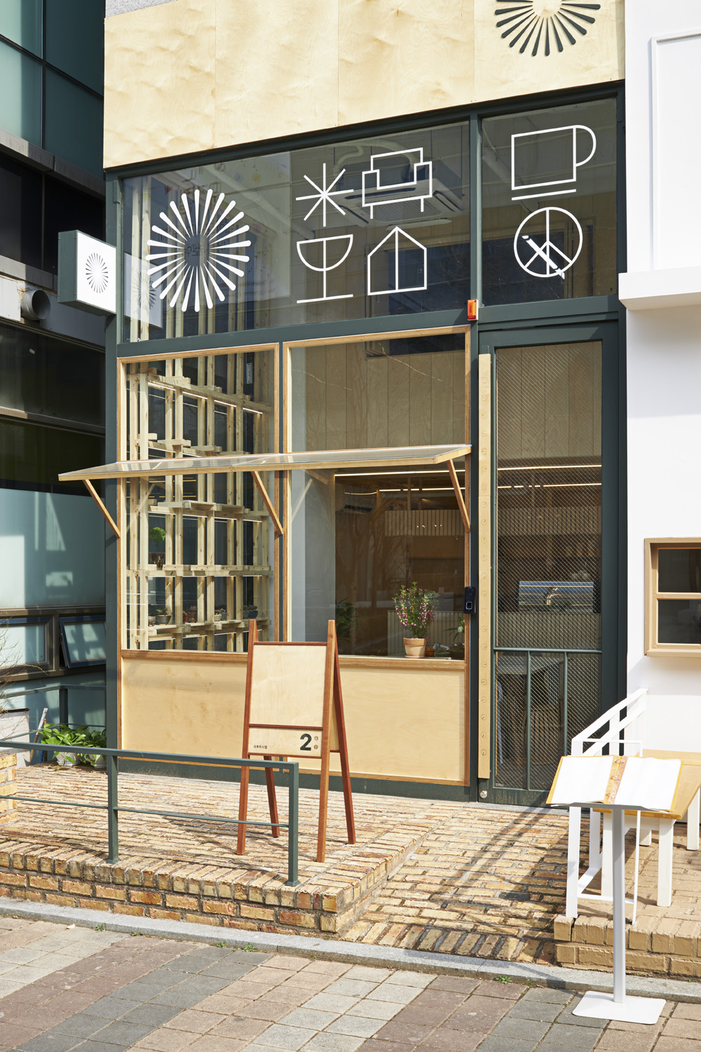 十平米清爽双层咖啡馆，展现简约设计魅力-20