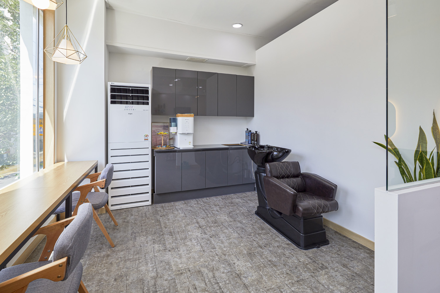 简约清新 16 坪美妆店室内设计-8