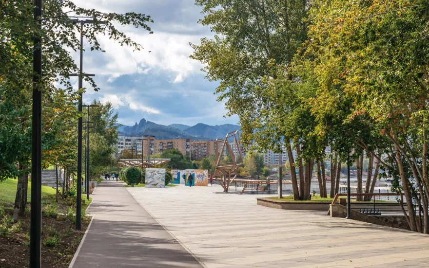 PROMENADE WITH AMPHITHEATER AND ART OBJECT-5